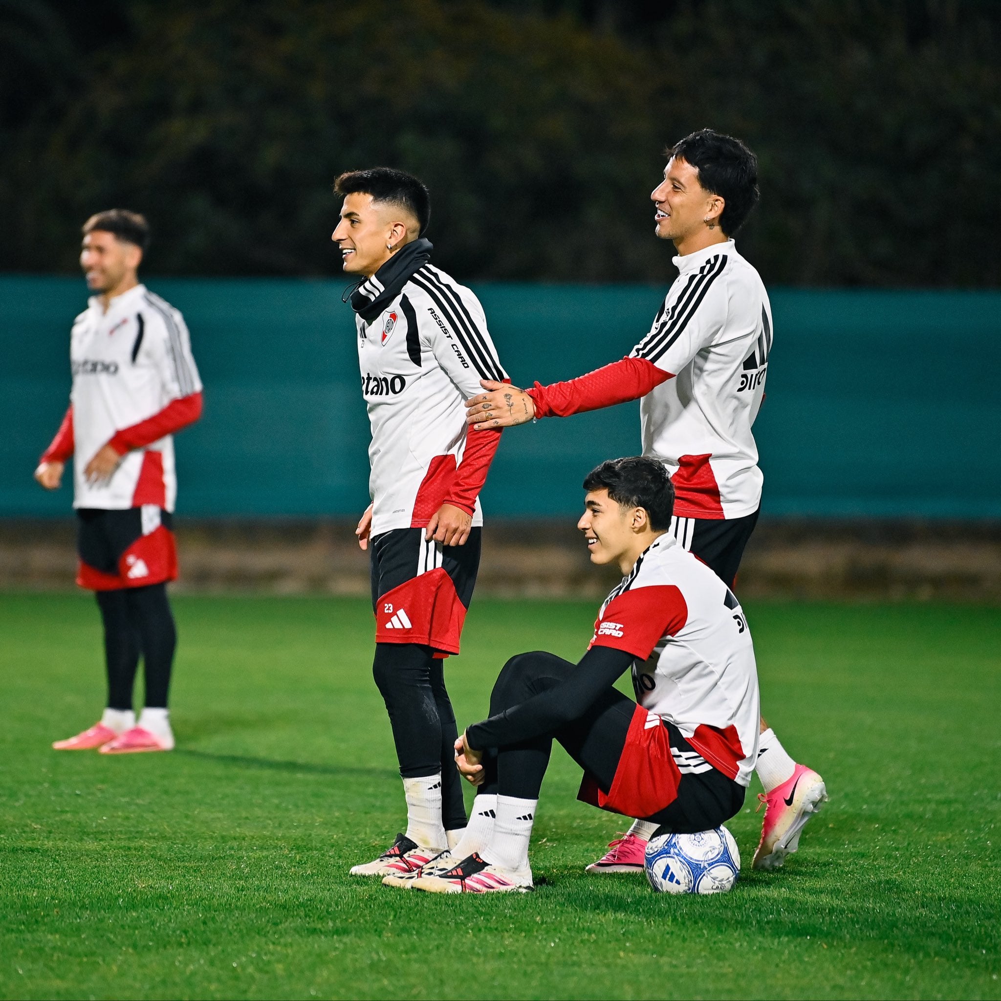 Thiago Almada sonríe junto a Tobías Andrada (@RiverPlate)