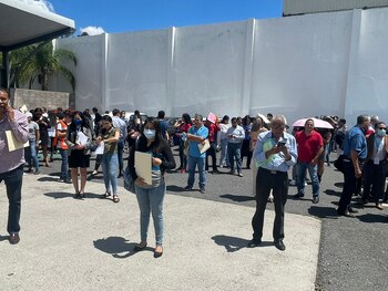 Algunas personas desalojaron edificios. (Foto: