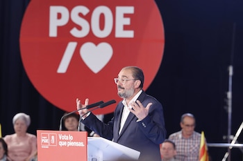 El secretario general del PSOE Aragón, Javier Lambán, participa en un acto de campaña, en la Sala Multiusos del Auditorio de Zaragoza. (Fabián Simón/Europa Press)