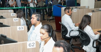 Médicos en acción brindando atención primaria, preventiva y de diagnóstico en las instalaciones del Programa Nacional de TeleSalud del Ministerio de Salud. (Presidencia)