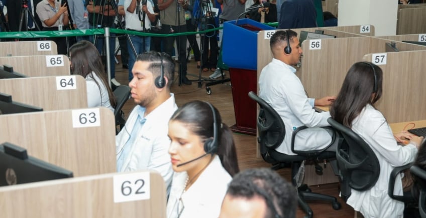 Médicos en acción brindando atención primaria, preventiva y de diagnóstico en las instalaciones del Programa Nacional de TeleSalud del Ministerio de Salud. (Presidencia)