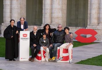 26/10/2026 El equipo de 'Aquí', de Tiago Guedes, en la Foto del Día de la cuarta jornada de la 71 Seminci.
POLITICA
SEMINCI