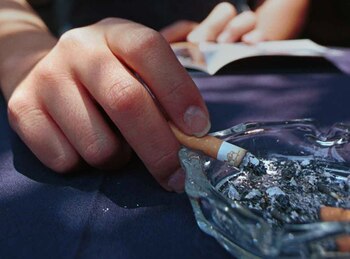 Fotografía de archivo que muestra a una persona mientras fuma. EFE/Sáshenka Gutiérrez