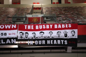 Bandera en homenaje a los