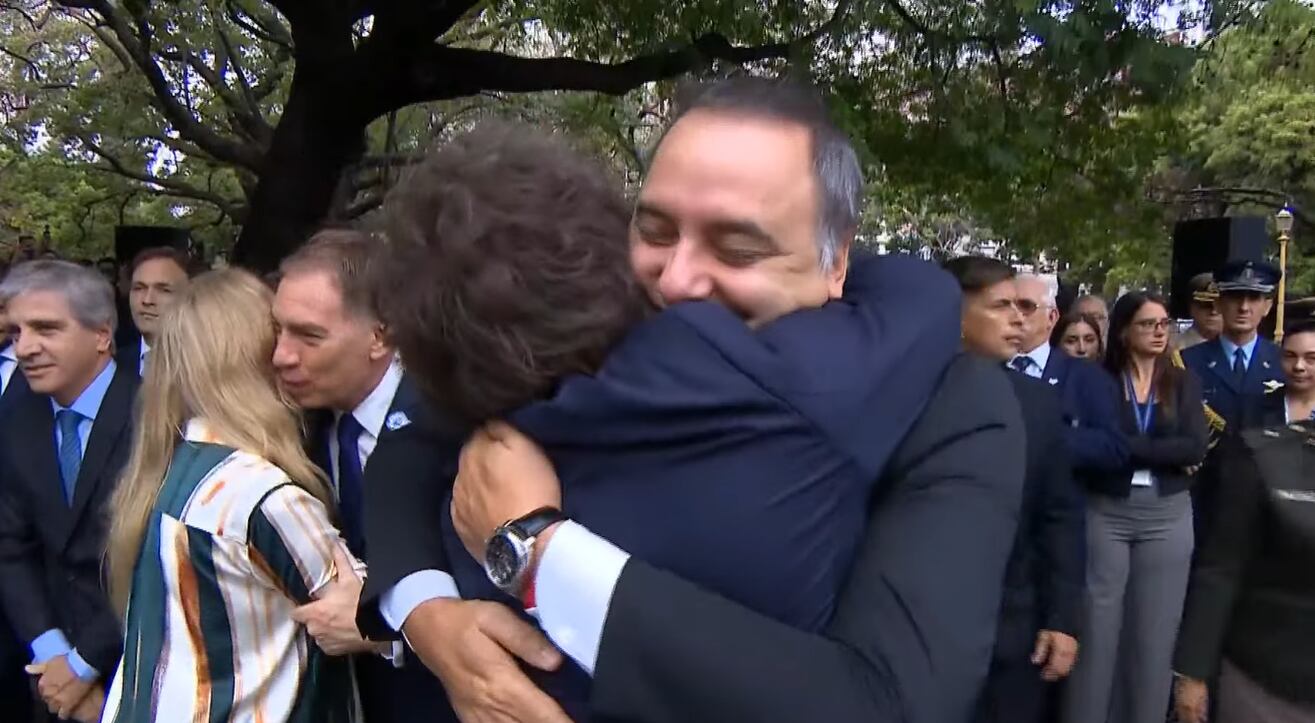 El fuerte gesto público de Milei con Adorni que reafirma el respaldo presidencial al Jefe de gabinete El fuerte gesto público de Milei con Adorni que reafirma el respaldo presidencial al Jefe de gabinete