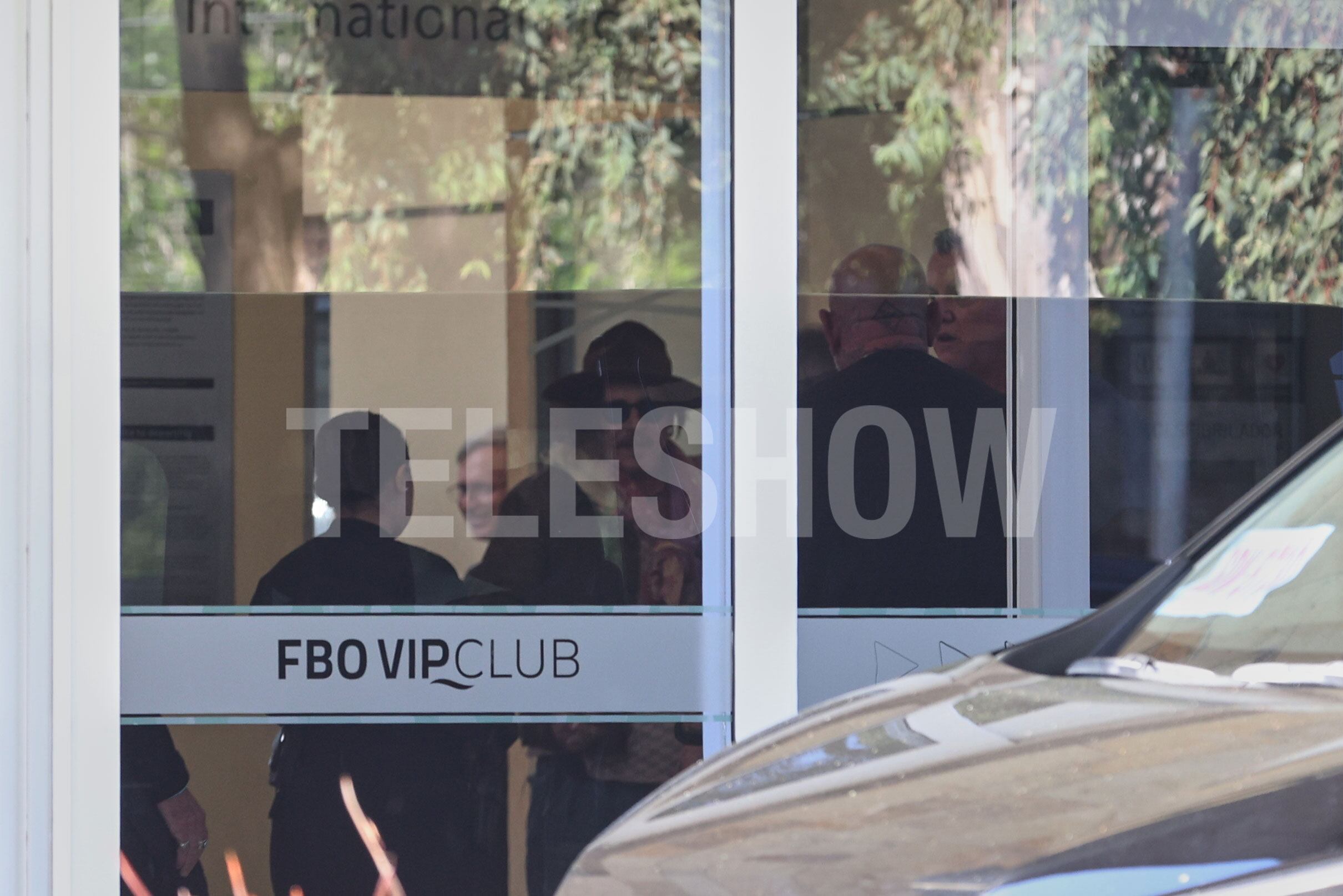 La estrella de Piratas del Caribe y El hombre manos de tijeras llegó con su característico look, de sombrero, lentes y pañuelo