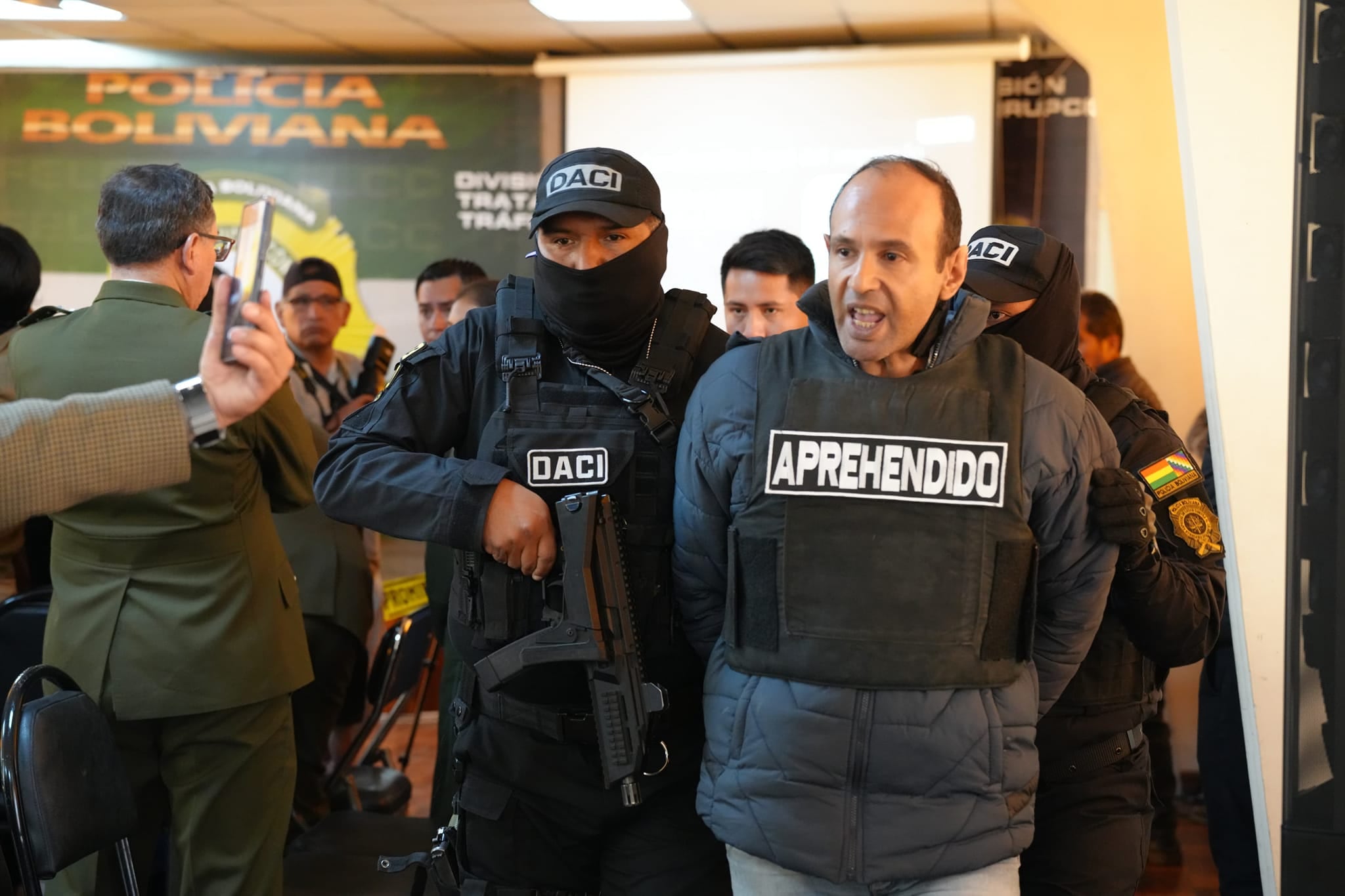 Fotografía cedida por el Ministerio de Gobierno de Bolivia del activista Fernando Hamdan, presentado por miembros de la Fuerza Especial de Lucha Contra el Crimen, este lunes en La Paz (Bolivia). EFE/ Ministerio De Gobierno