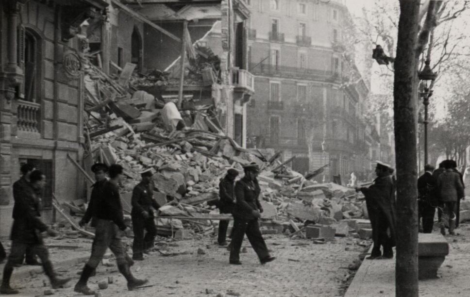 Imagen de un edificio bombardeado, a 30 de enero de 1938. (Biblioteca Nacional de España)
