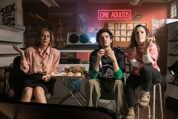 Malena Alterio, Álvaro Mel y Celia Morán en una imagen promocional de 'Cochinas'. (Prime Video)