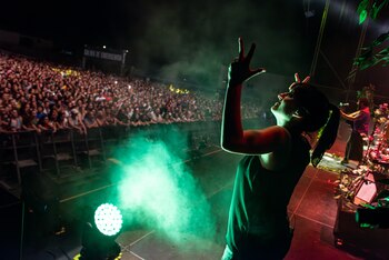 La intérprete de lengua de signos y acompañante de Rozalén en sus conciertos, Beatriz Romero, interpreta una actuación de El Kanka en el festival Leturalma, a 21 de julio de 2023. (Víctor Fernández / Europa Press)