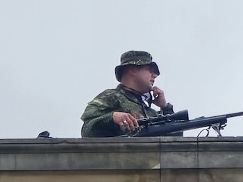 La difusión de imágenes de uniformados cerca de los manifestantes generó un debate sobre el alcance del despliegue militar en las marchas - crédito X