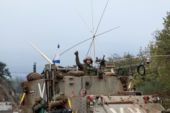 Un soldado israelí saluda desde