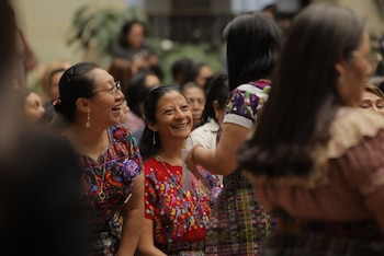 Mujeres guatemaltecas sonríen durante el