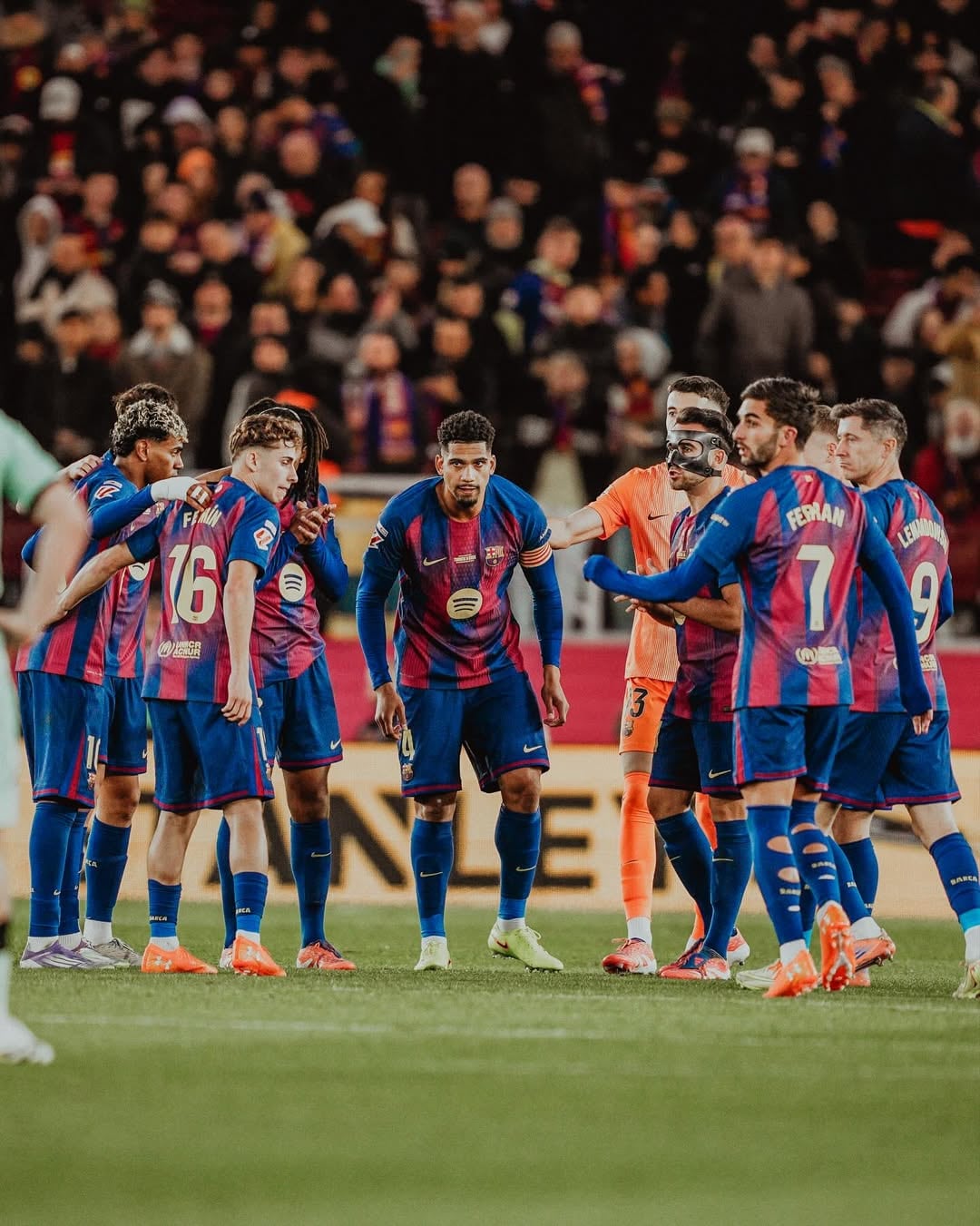 Ronald Araujo da una arenga a sus compañeros del Barcelona (Instagram @ronaldaraujo_4)