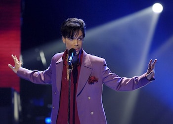 Prince actúa en una aparición sorpresa en la final del programa de televisión "American Idol" en mayo de 2006 (REUTERS). Fue Testigo de Jehová