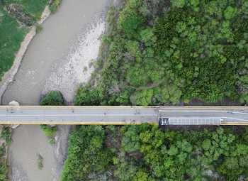 Las autoridades recomendaron a la población usar rutas alternas mientras se desarrollan los trabajos de recuperación y adecuación de la infraestructura - crédito Leonardo Fernandez Viloria/Reuters