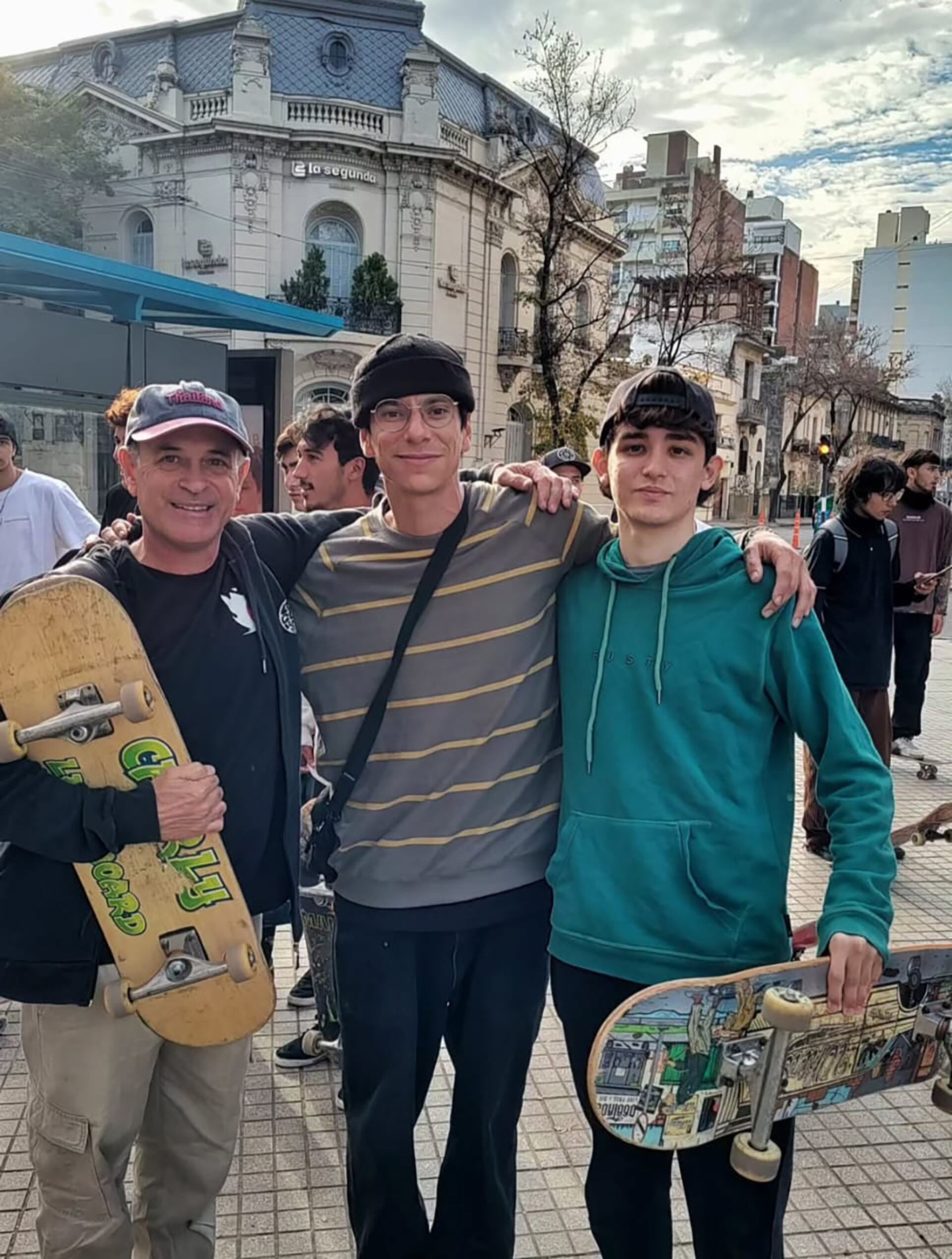 La diversidad de edades y nacionalidades en los grupos de skate en Rosario enriquece la práctica cotidiana del deporte.