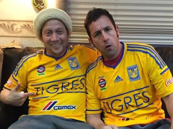 Es bien conocido el fanatismo de Rob Sneider por Tigres, que llegó a contagiar a su gran amigo Adam Sandler Foto: X Rob Sneider