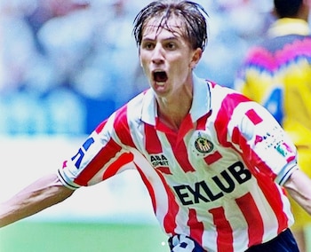 Paulo César Chávez se formó en Chivas, debutando en 1993 y ganando el Torneo Verano 1997 con goles decisivos en la Liguilla. (Instagram/ @tilonchavez15)