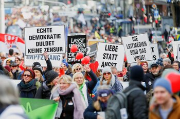 Gente mostrando carteles (REUTERS/Thilo Schmuelgen)