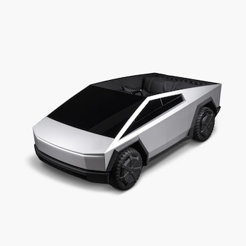 Vehículo infantil plateado de diseño angular similar a un Tesla Cybertruck, con ventanas y neumáticos negros, sobre un fondo blanco