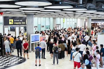 09/08/2026 Varios viajeros en la zona de llegadas, en la T4, a 9 de agosto de 2026, en Madrid (España). El Boletín Oficial del Estado (BOE) ha publicado este domingo la orden del Ministerio de Interior por la que se ha acordado restablecer de manera temporal los controles en las fronteras interiores de puertos y aeropuertos para los viajeros procedentes de Italia ante "la presión migratoria en la ruta del Mediterráneo central". Estos controles fronterizos comenzaron a aplicarse desde el pasado sábado en los aeropuertos y puertos españoles, tienen carácter aleatorio y durante un período de treinta días naturales, desde las 00:00 horas del pasado 8 de agosto de 2026 y hasta las 24:00 horas del día 7 de septiembre de 2026.
POLITICA
Gustavo Valiente - Europa Press