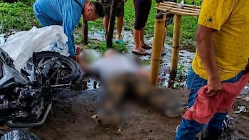 Una fuerte descarga eléctrica impactó ayer una estructura informal en Cojutepeque, dejando un joven fallecido (Cortesía: Noticias de Occidente El Salvador).