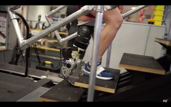 Los participantes controlan la prótesis