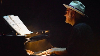 Ludovico Einaudi llega por primera vez al Teatro Colón con su versión más íntima, solo frente al piano