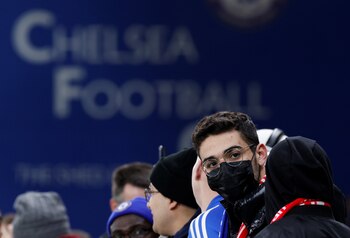 Asistentes al partido entre el