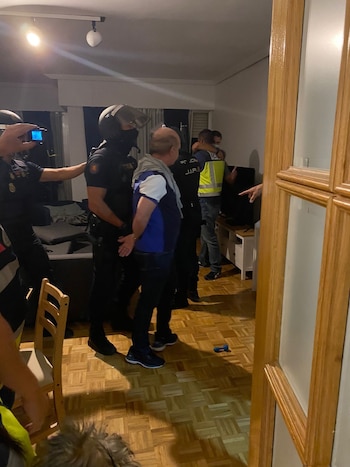 Momento de la detención de Hugo Carvajal, buscado por la Justicia para su extradición a EEUU (Foto: Europa Press)