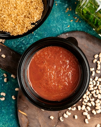 Mezcla intensa de pasta de chile, soja fermentada y sésamo, infaltable en los asados coreanos y wraps de carne (Freepik)