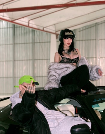 La Joaqui, en una de las fotos junto a Tiago PZK que forman parte del álbum
