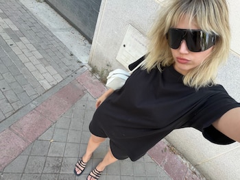 Con un look negro y gafas de sol, la actriz sumó una selfie urbana a la secuencia de postales familiares