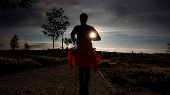 Hombre buscando el bienestar después