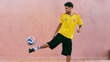 La camiseta será amarilla con tres líneas rojas en los hombros, líneas azules en el borde de las mangas y las mariposas amarillas de fondo - crédito Adidas