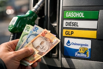Mano sostiene billetes de soles peruanos (20, 50, 100) junto a un surtidor de combustible con etiquetas de gasohol, diésel, GLP y el logo Osinergmin Facilito.