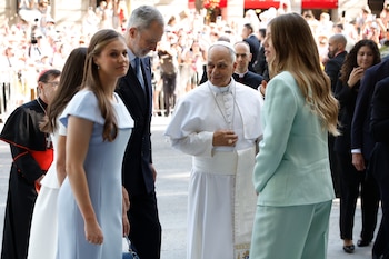 El papa León XIV (c) saluda al rey Felipe VI (c-i), la reina Letizia (i), la princesa Leonor (2i) y la infanta Sofía (d) antes de la misa del Corpus Christi en Cibeles este domingo, en Madrid. (EFE/ Chema Moya)