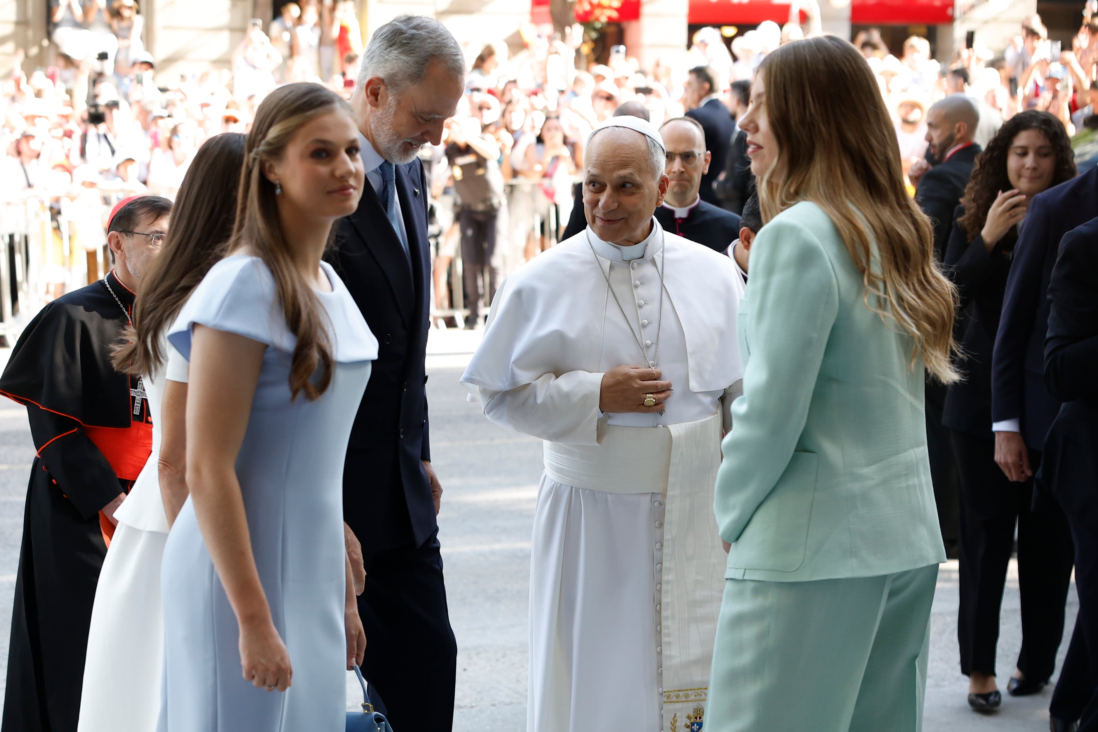 El papa León XIV (c) saluda al rey Felipe VI (c-i), la reina Letizia (i), la princesa Leonor (2i) y la infanta Sofía (d) antes de la misa del Corpus Christi en Cibeles este domingo, en Madrid. (EFE/ Chema Moya)