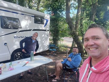 Los amigos disfrutando el viaje