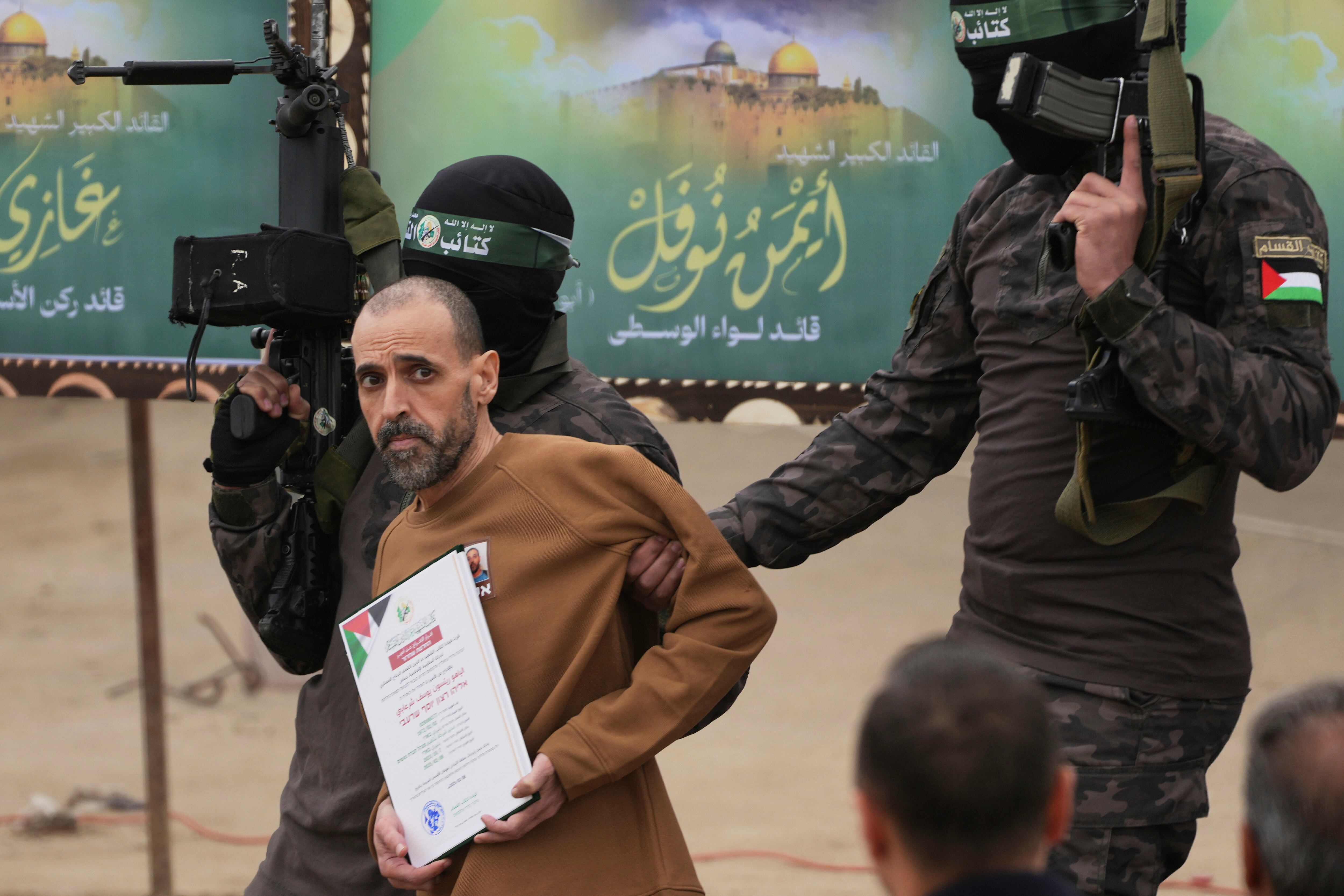 El rehén israelí Eli Sharabi, retenido por Hamás en Gaza desde el 7 de octubre de 2023, dio a conocer las condiciones infrahumanas en las que estuvo viviendo (AP Foto)