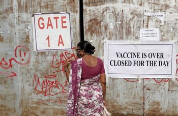 Puerta de centro de vacunación contra el coronavirus en el cual se observa un cartel que dice "Se terminaron las vacunas. Cerrado por el día", Mumbai, India, 3 mayo 2021.
REUTERS/Francis Mascarenhas