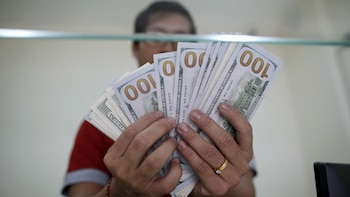 Bolivia autoriza retiros de depósitos en dólares de hasta $3.000 tras años de restricciones