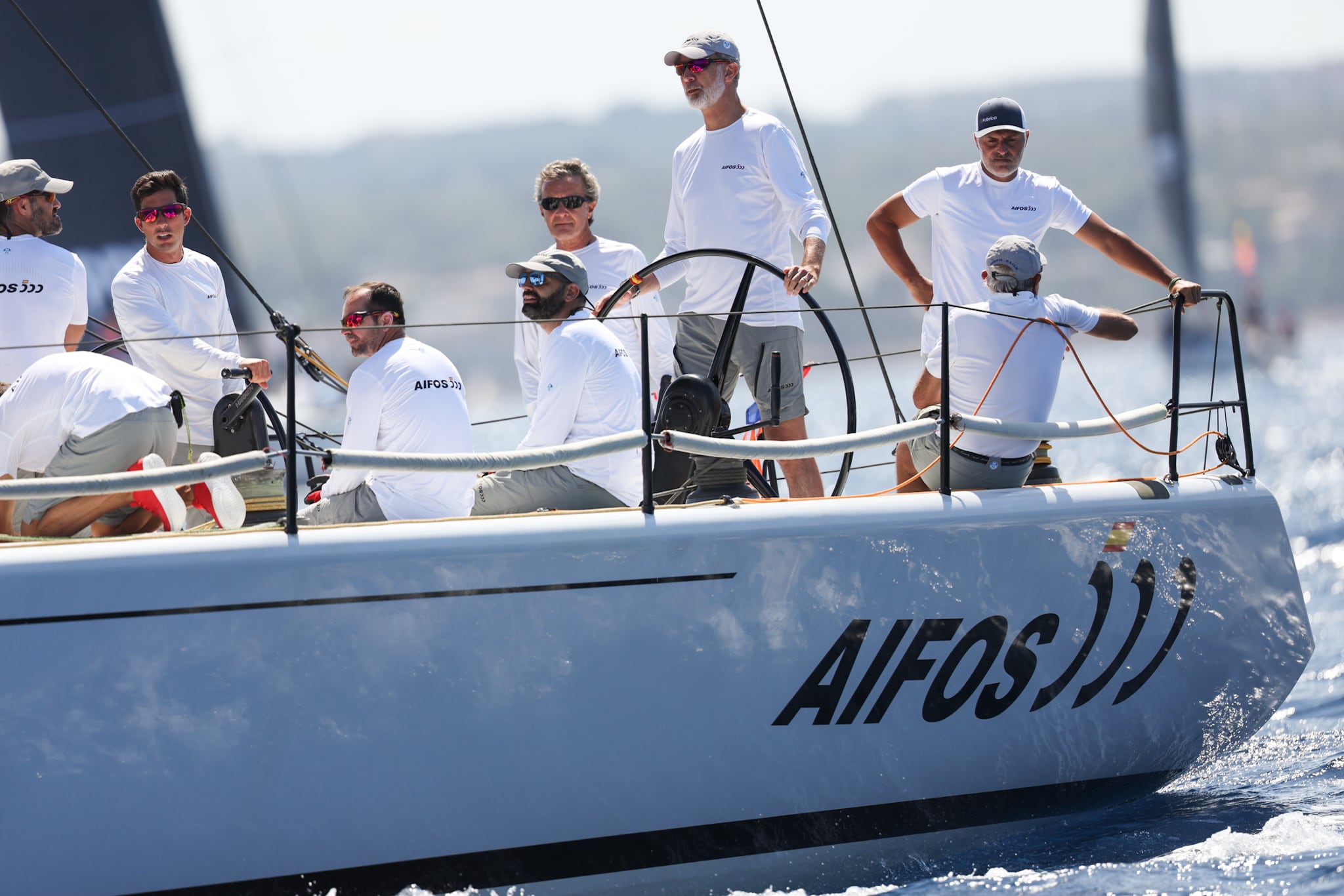 El Rey Felipe VI (3d) navega en la regata a bordo del TP52