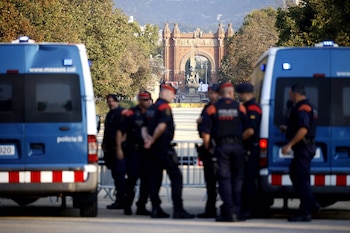 Agentes de los Mossos d'Esquadra en los aledaños del Parlament de Cataluña. (Kike Rincón/Europa Press)