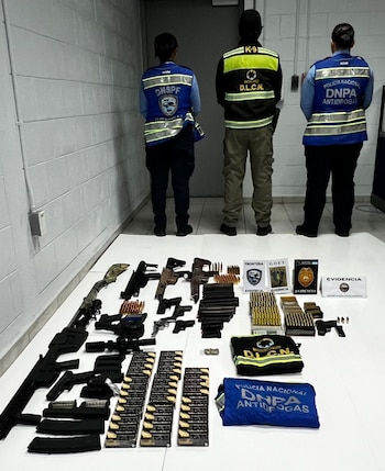El contenedor transportaba encomiendas y artículos de uso doméstico según la documentación presentada. (FOTO: Policía Nacional)