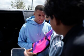 Mbappé firma autógrafos tras entrenarse con el PSG (AP Foto/Lewis Joly)
