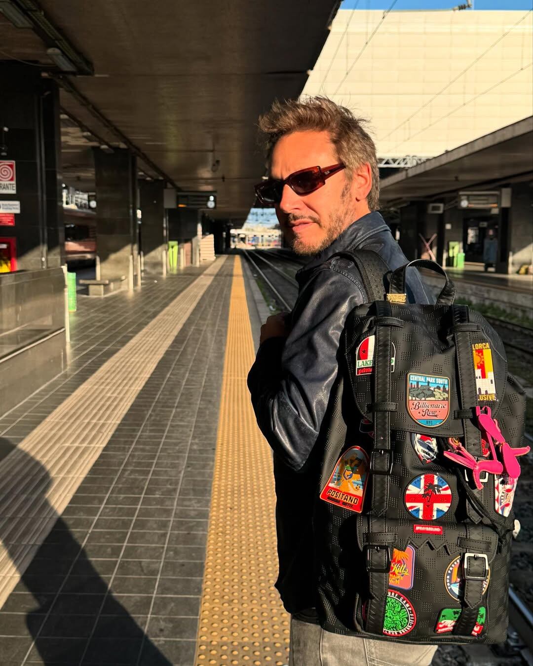 Vicuña tiene su mochila adornada con recuerdos de viajes pasados