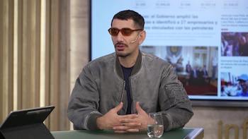 Alex Anwandter desafía los límites estéticos del pop chileno: “Me gusta hablar de cosas reales”