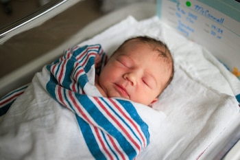 Un recién nacido envuelto en